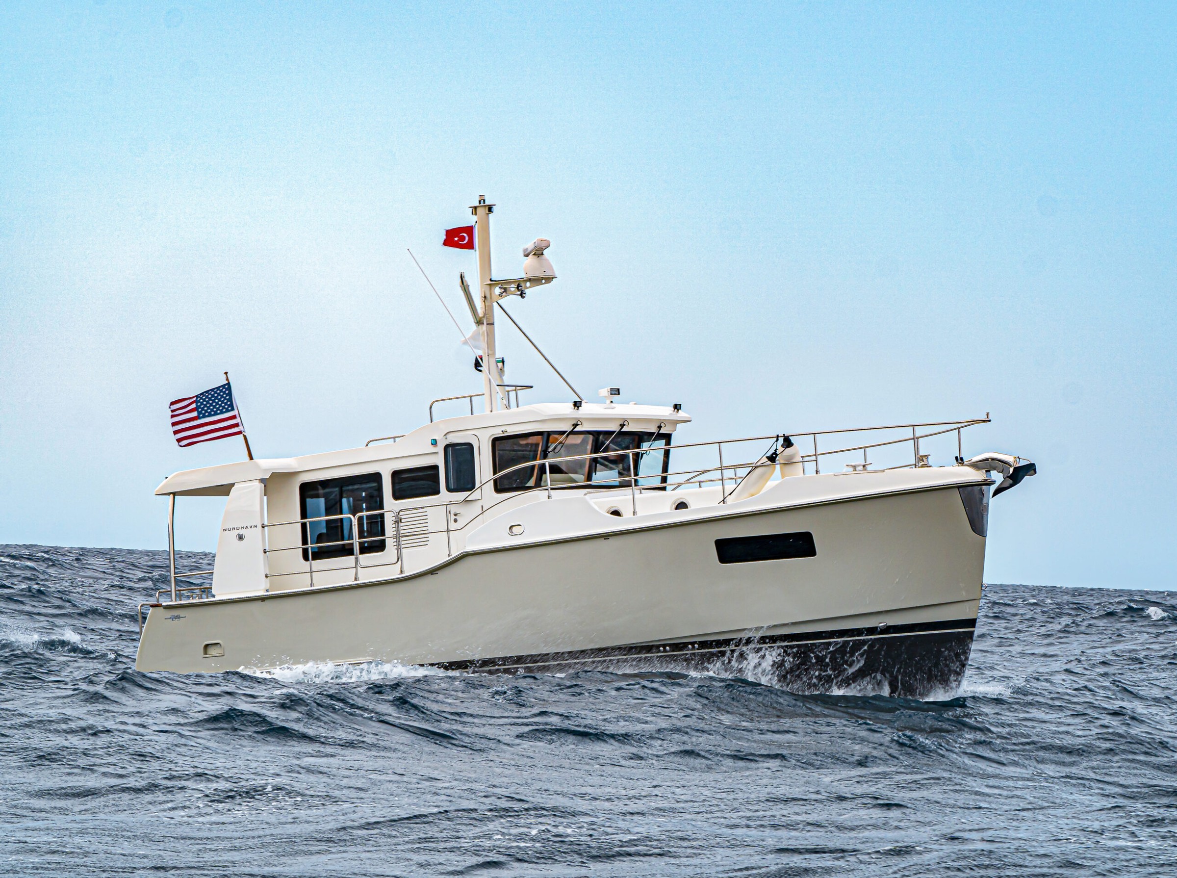 Nordhavn 41, witte boot varend op zee