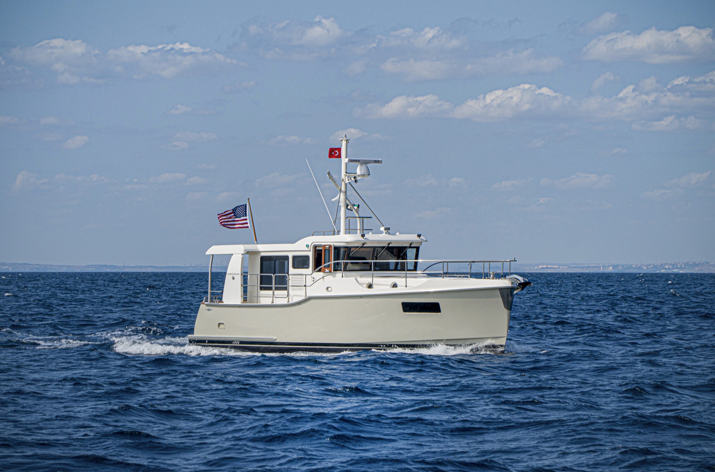 Nordhavn 41, witte motorboot varend op zee