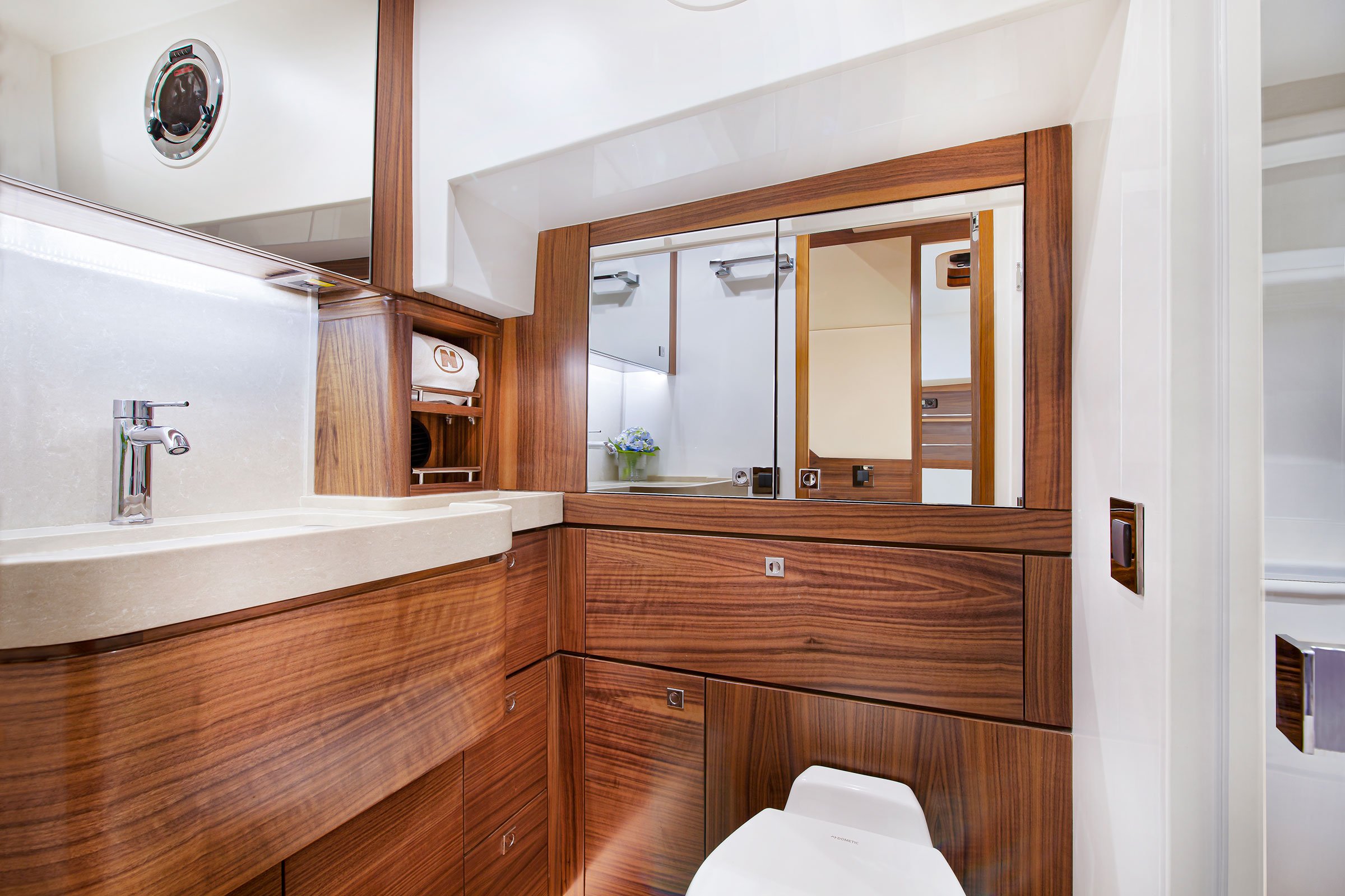 Nordhavn 41, badkamer met wastafel en toilet