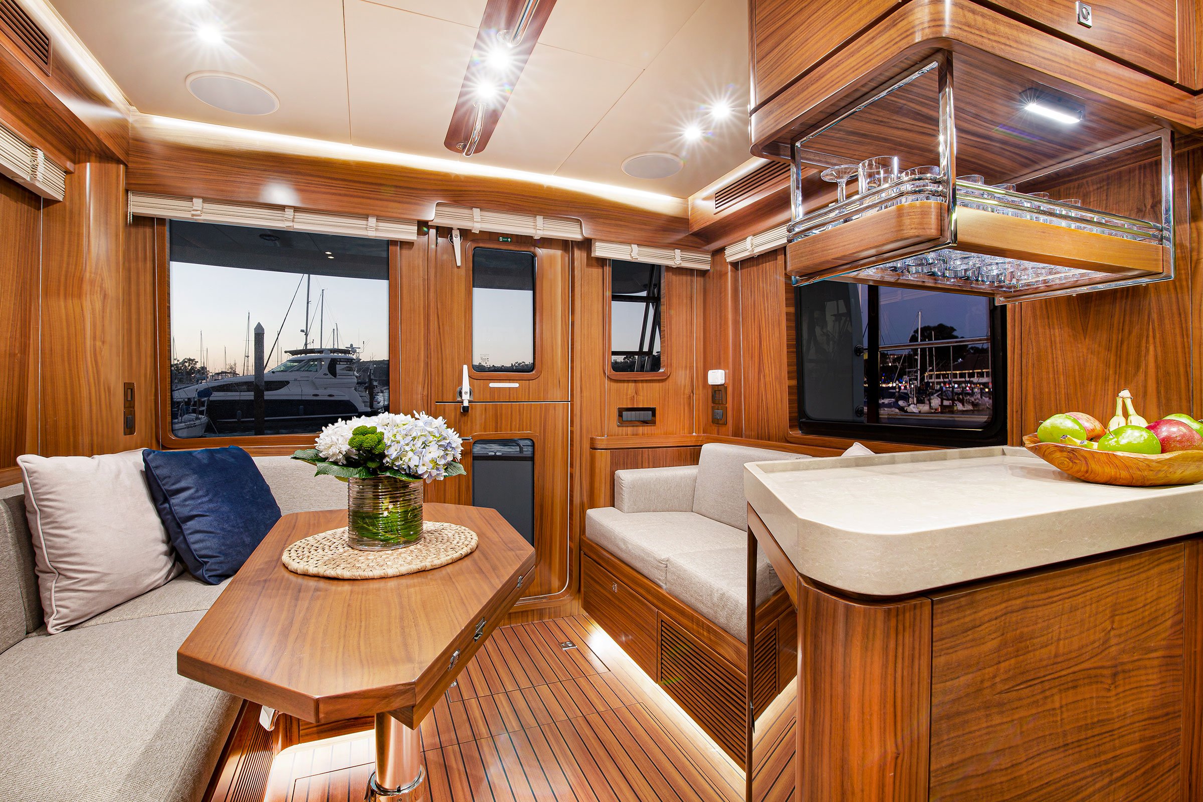 Nordhavn 41, houten kajuit met zithoek