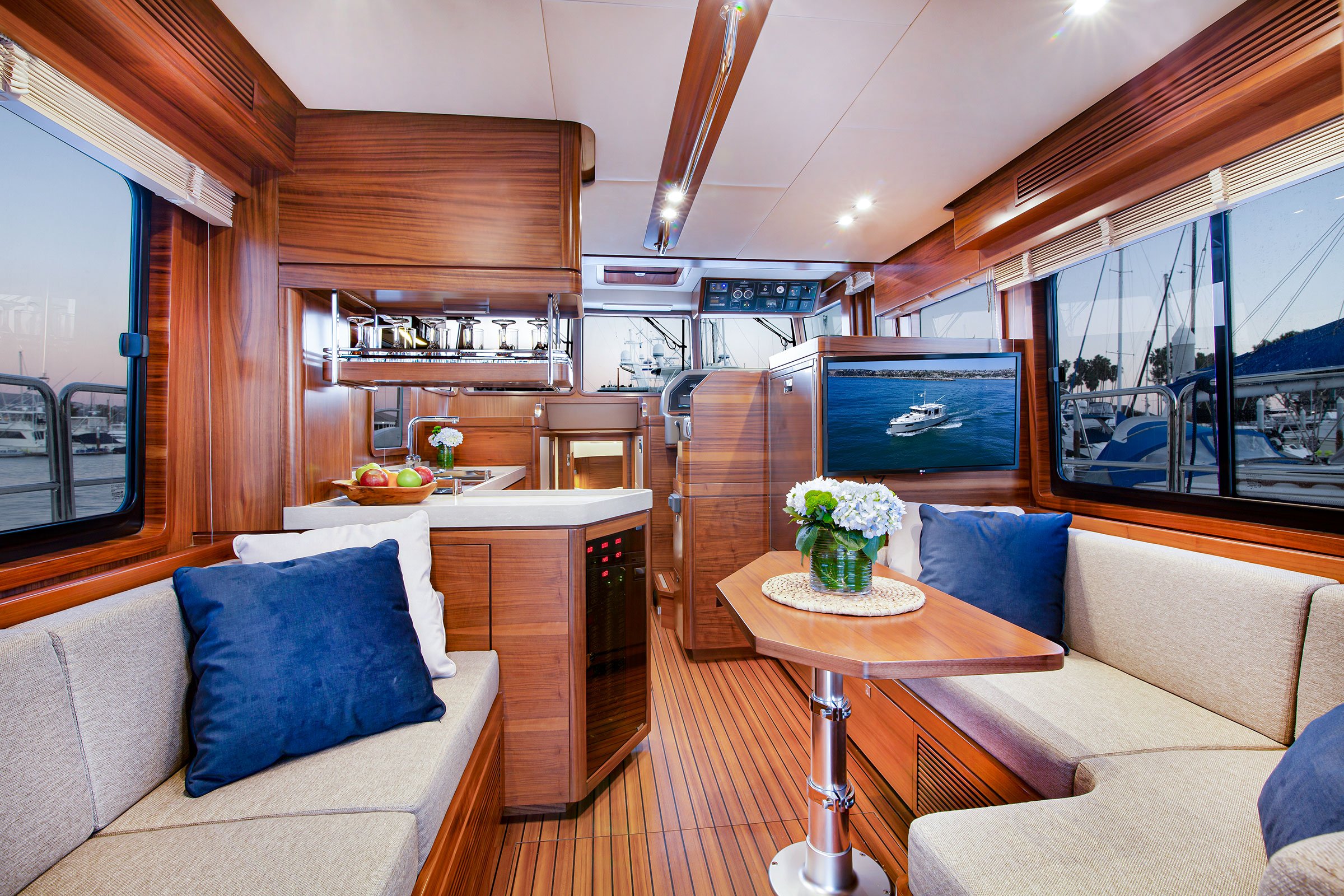 Nordhavn 41, kajuit met zitbank en tafel