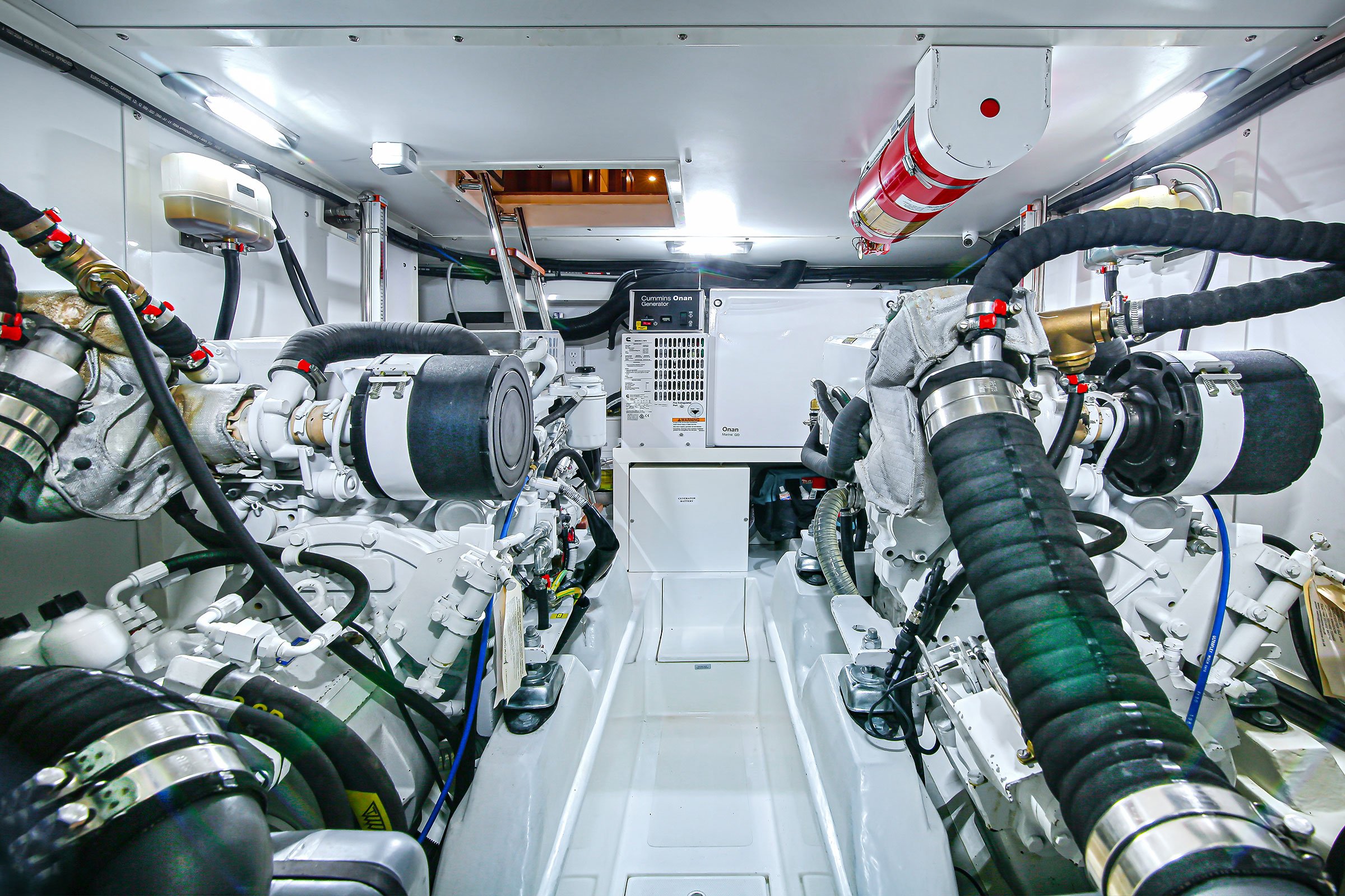 Nordhavn 41, motorruimte met dieselmotoren en generator