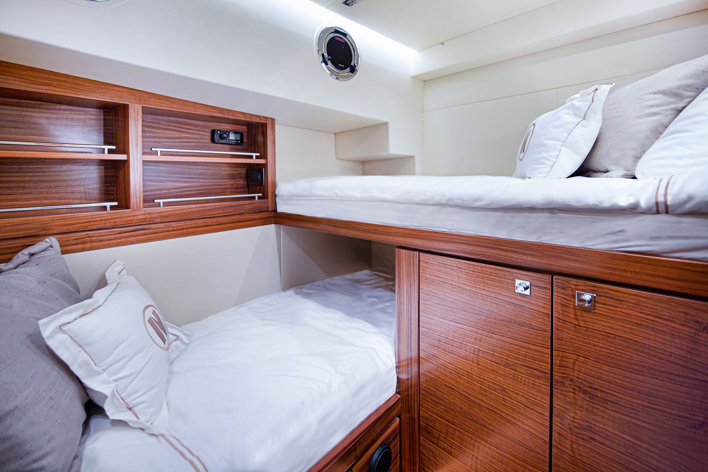 Nordhavn 41, stapelbed hut met houten kasten