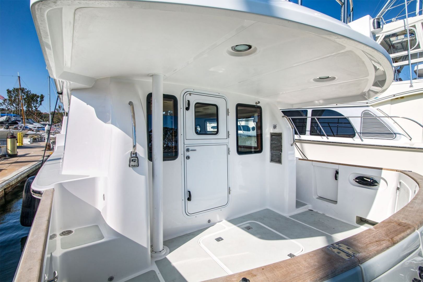 Nordhavn 475, achterdek met deur en luifel