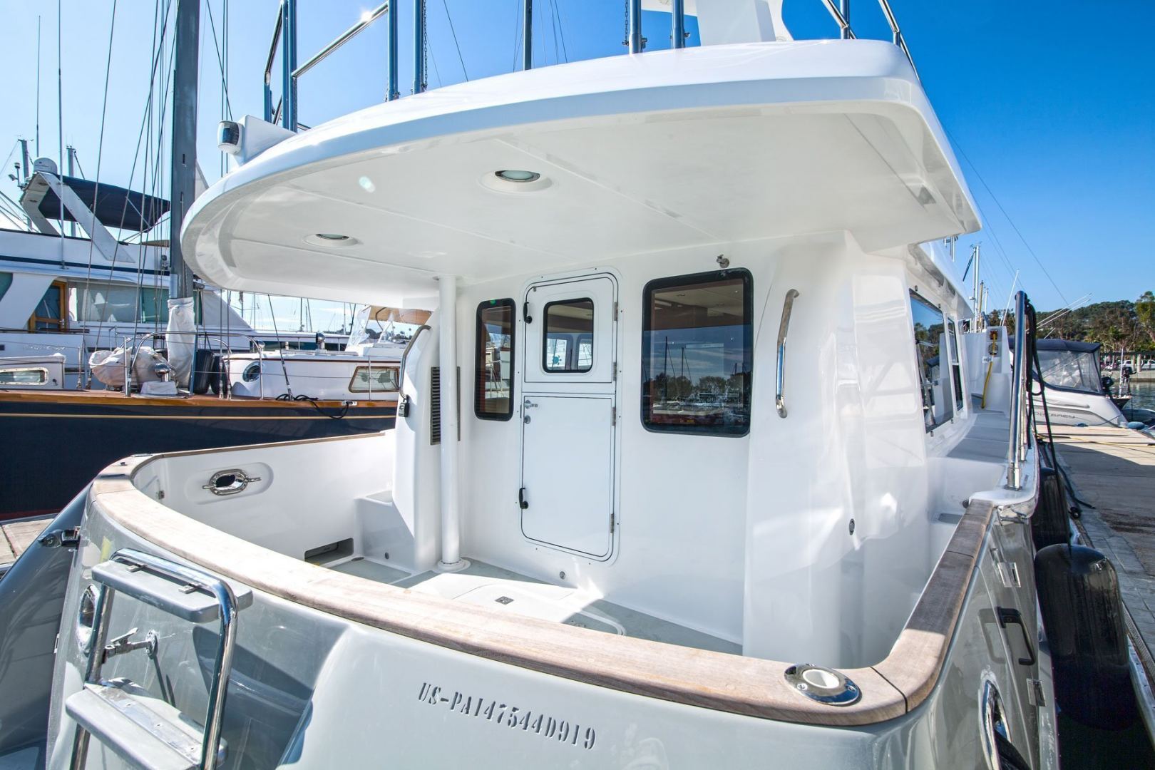 Nordhavn 475, achterdek van boot bij haven