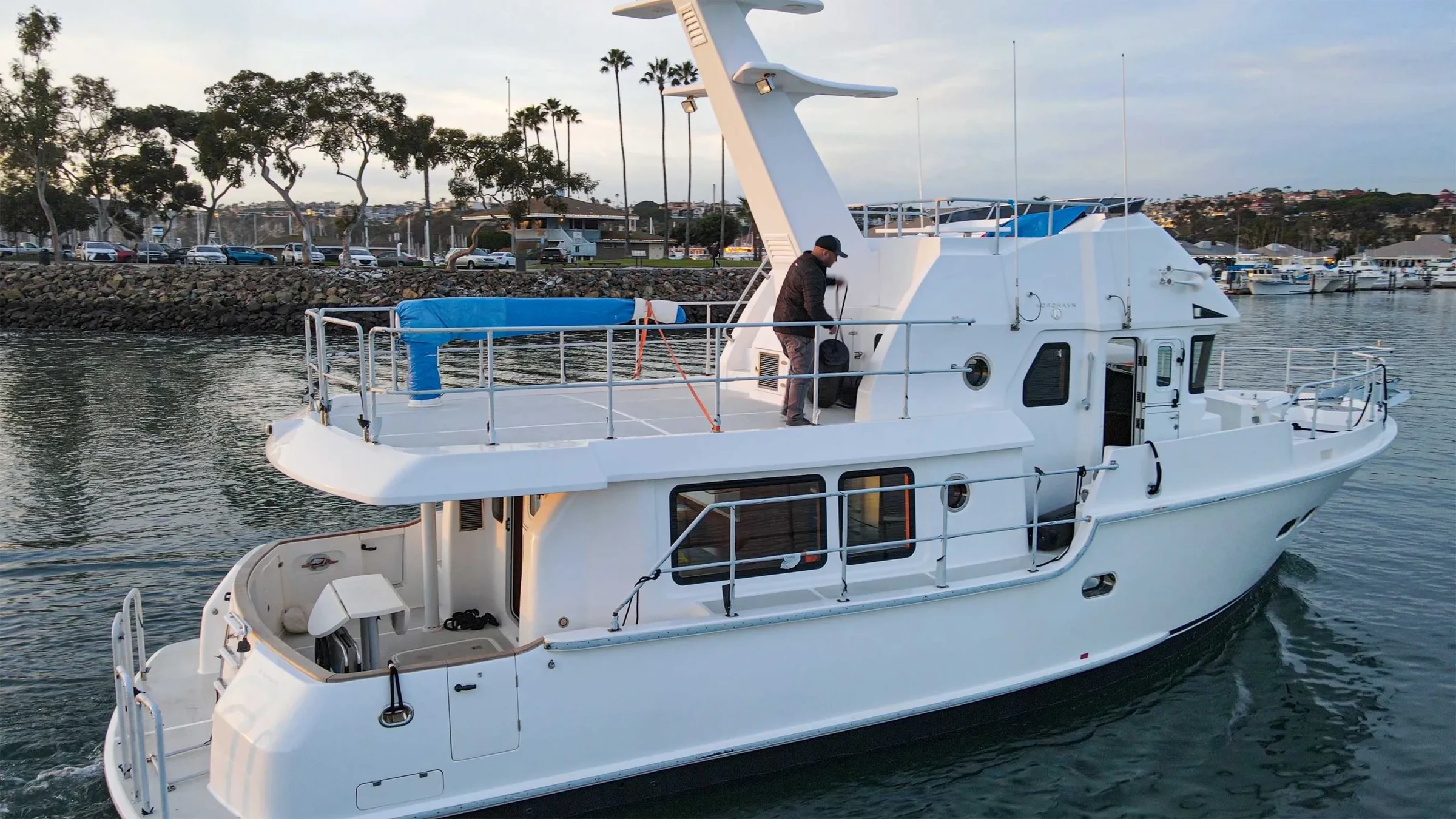 Nordhavn 475, boot bij haven met man