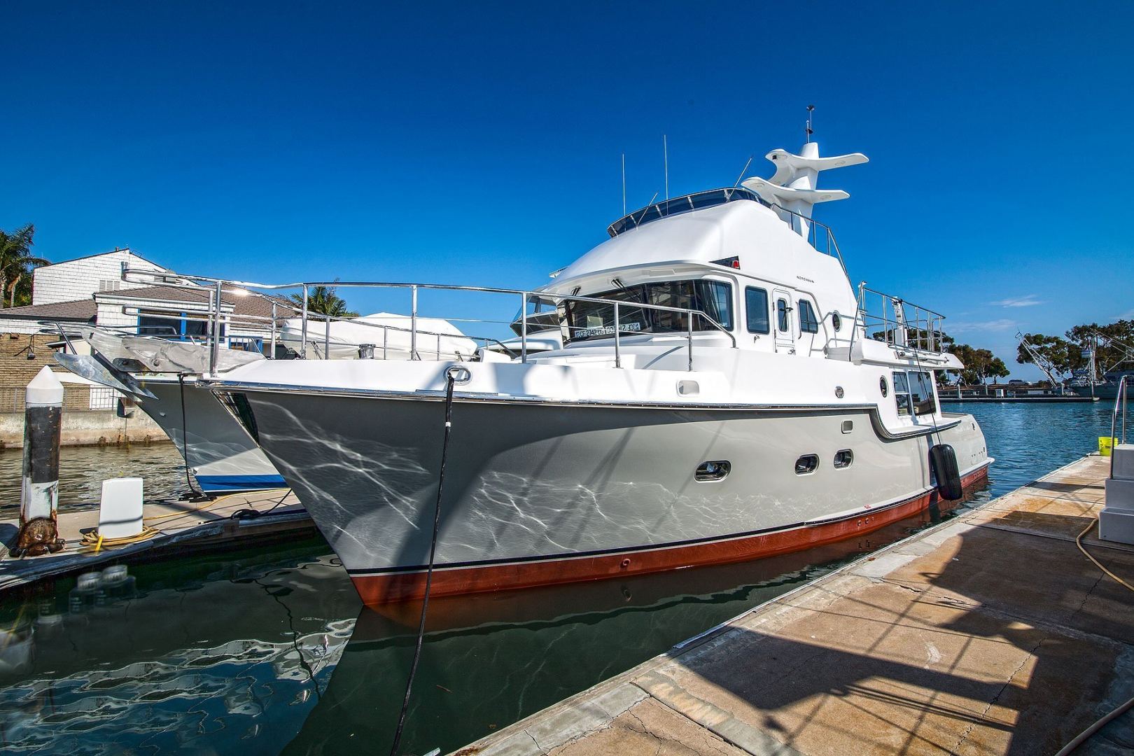 Nordhavn 475, jacht afgemeerd aan steiger