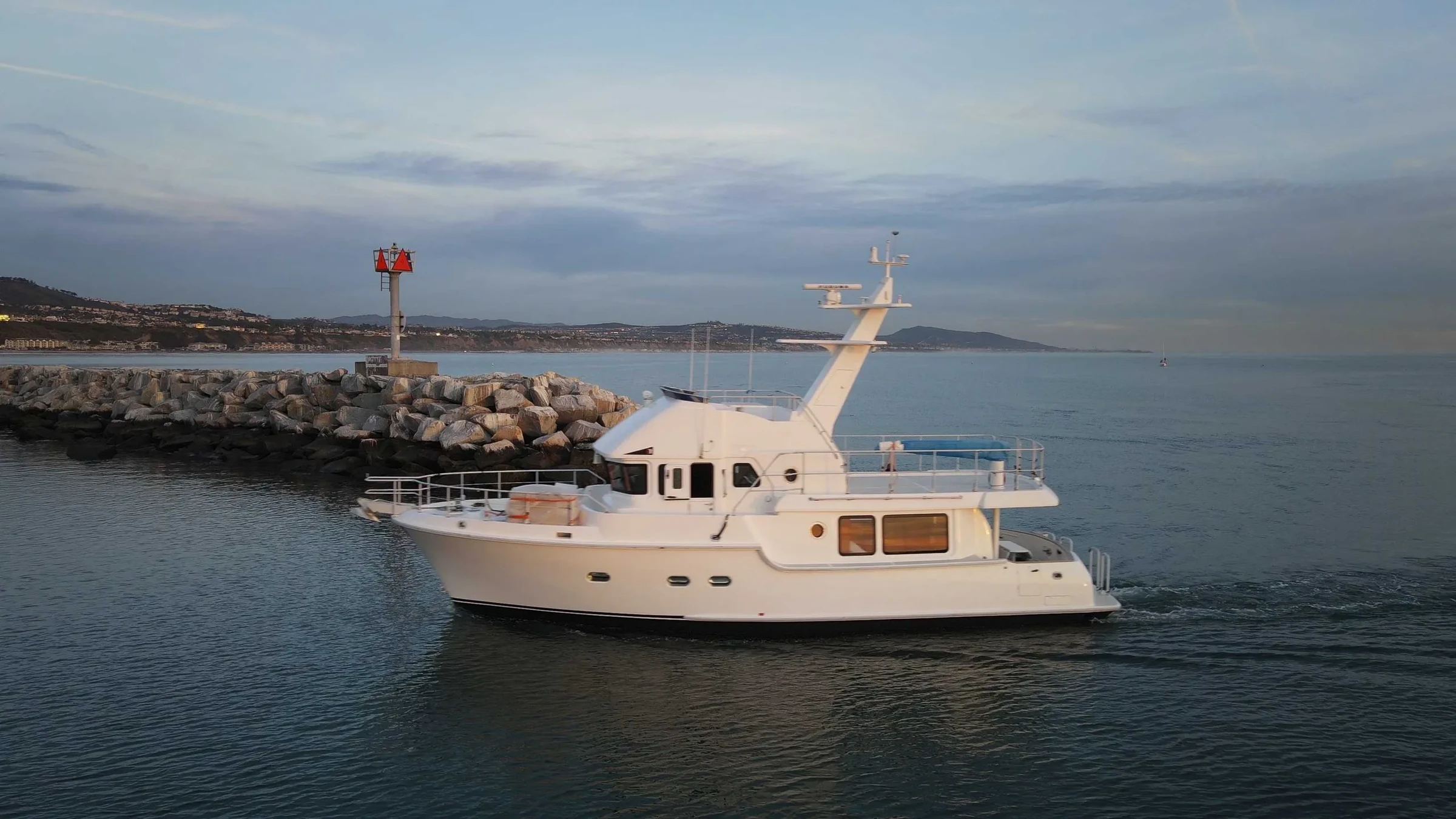 Nordhavn 475, motorboot vaart bij haveningang
