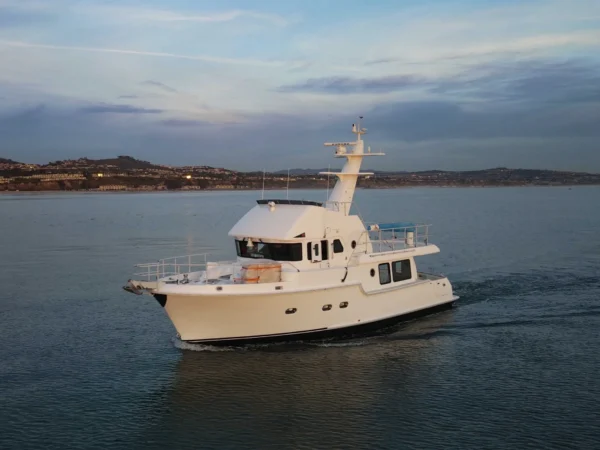 Nordhavn 475, trawler jacht vaart op zee