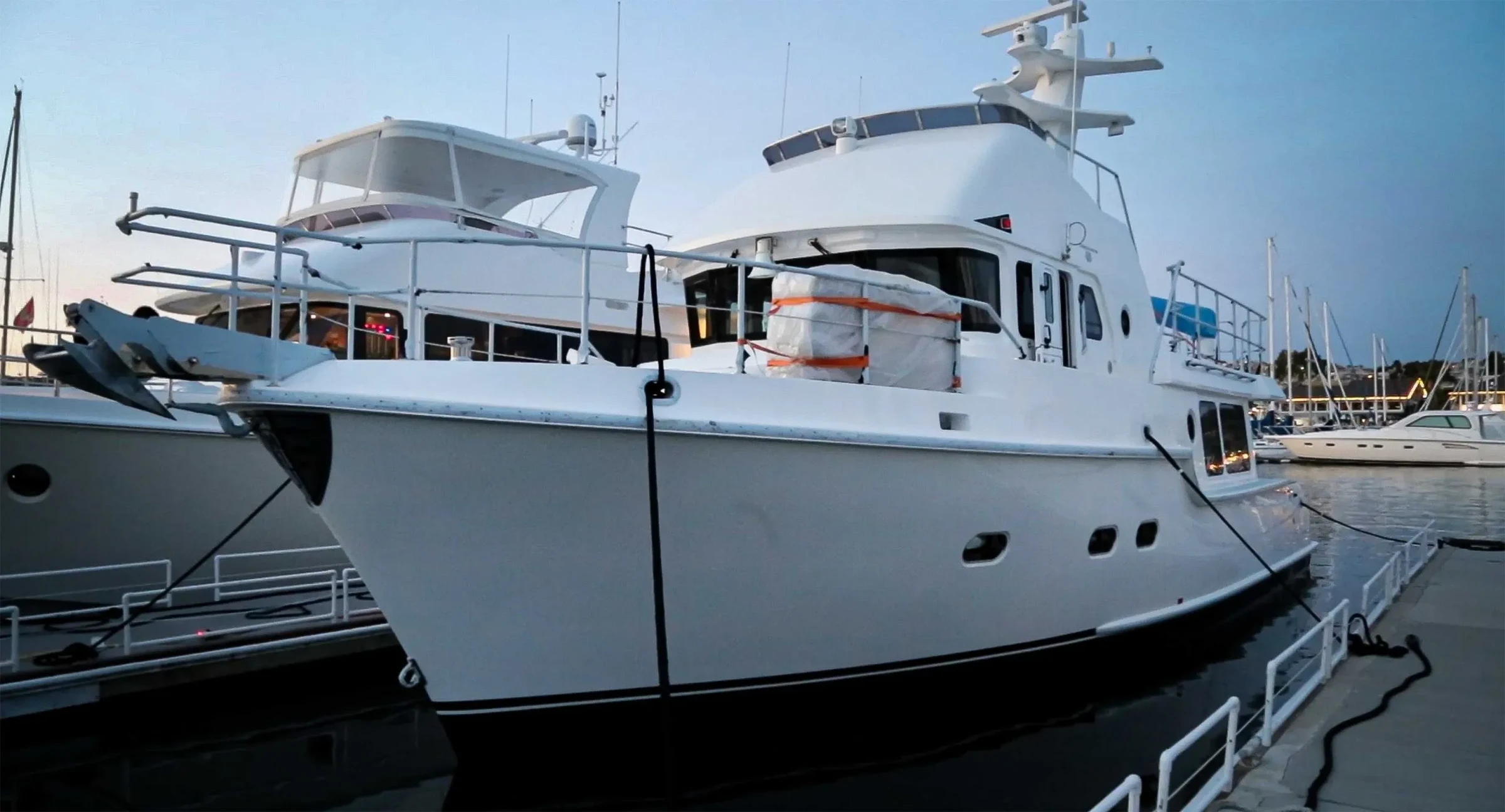Nordhavn 475, witte motorboot afgemeerd in jachthaven