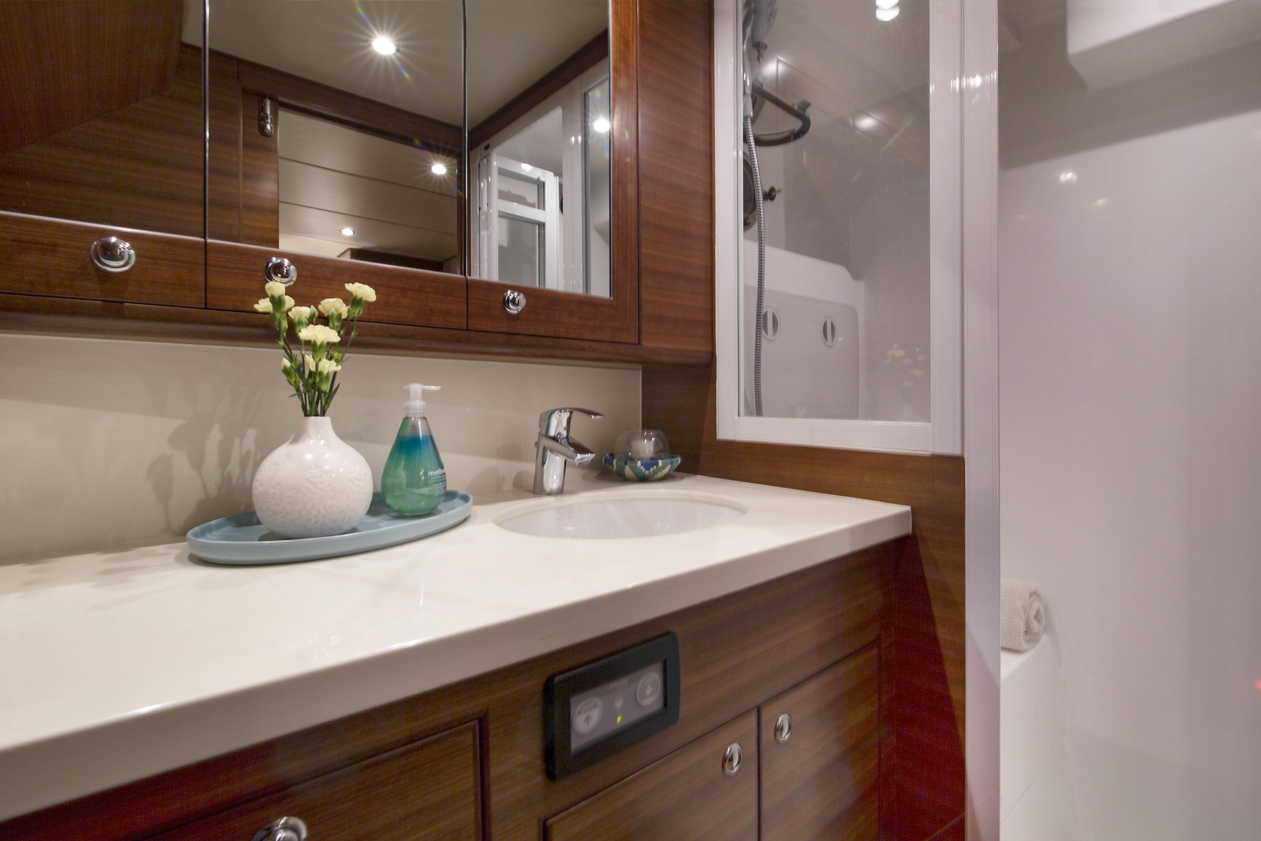 Nordhavn 475, badkamer met wastafel en douche