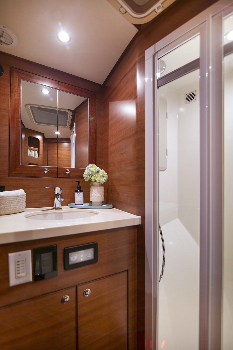 Nordhavn 475, badkamer met wastafel en douche