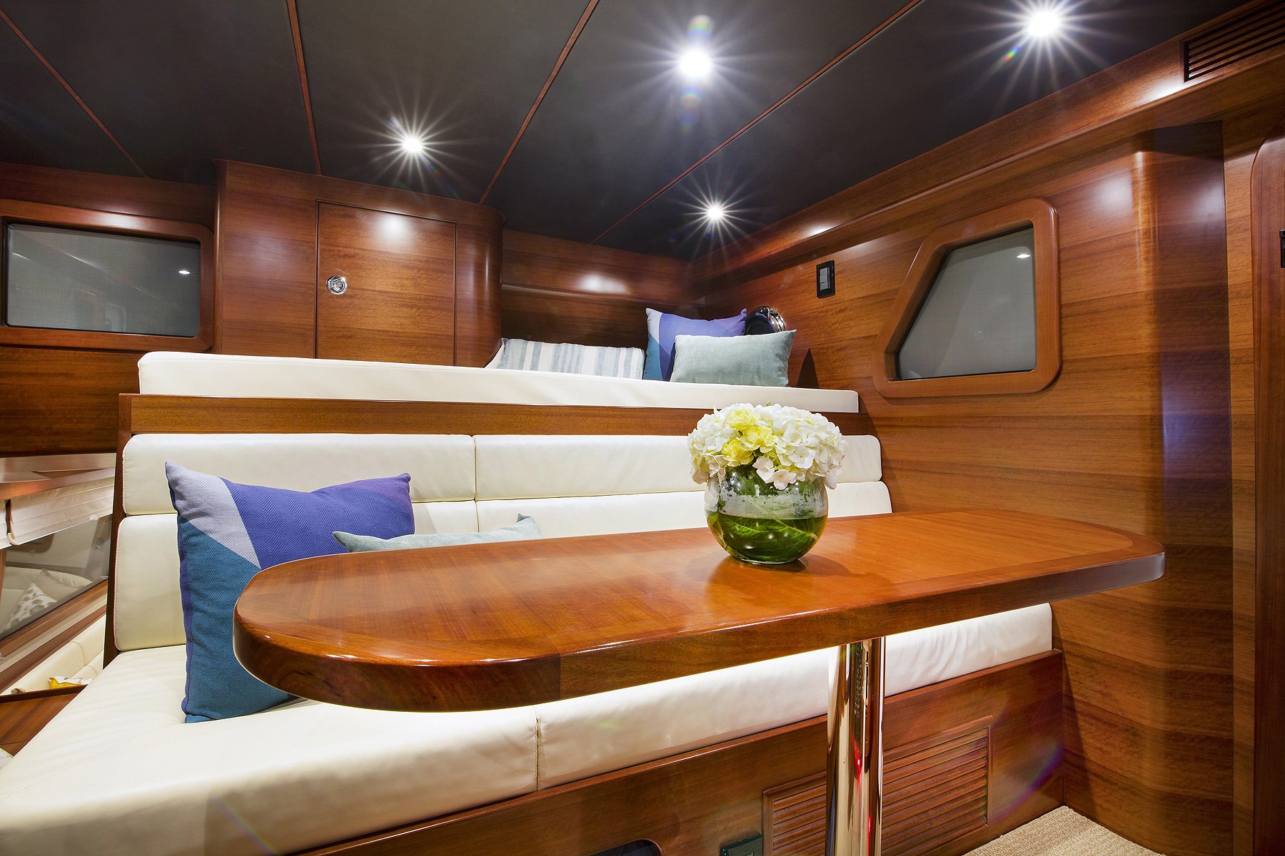 Nordhavn 475, houten kajuit met zitbank en tafel