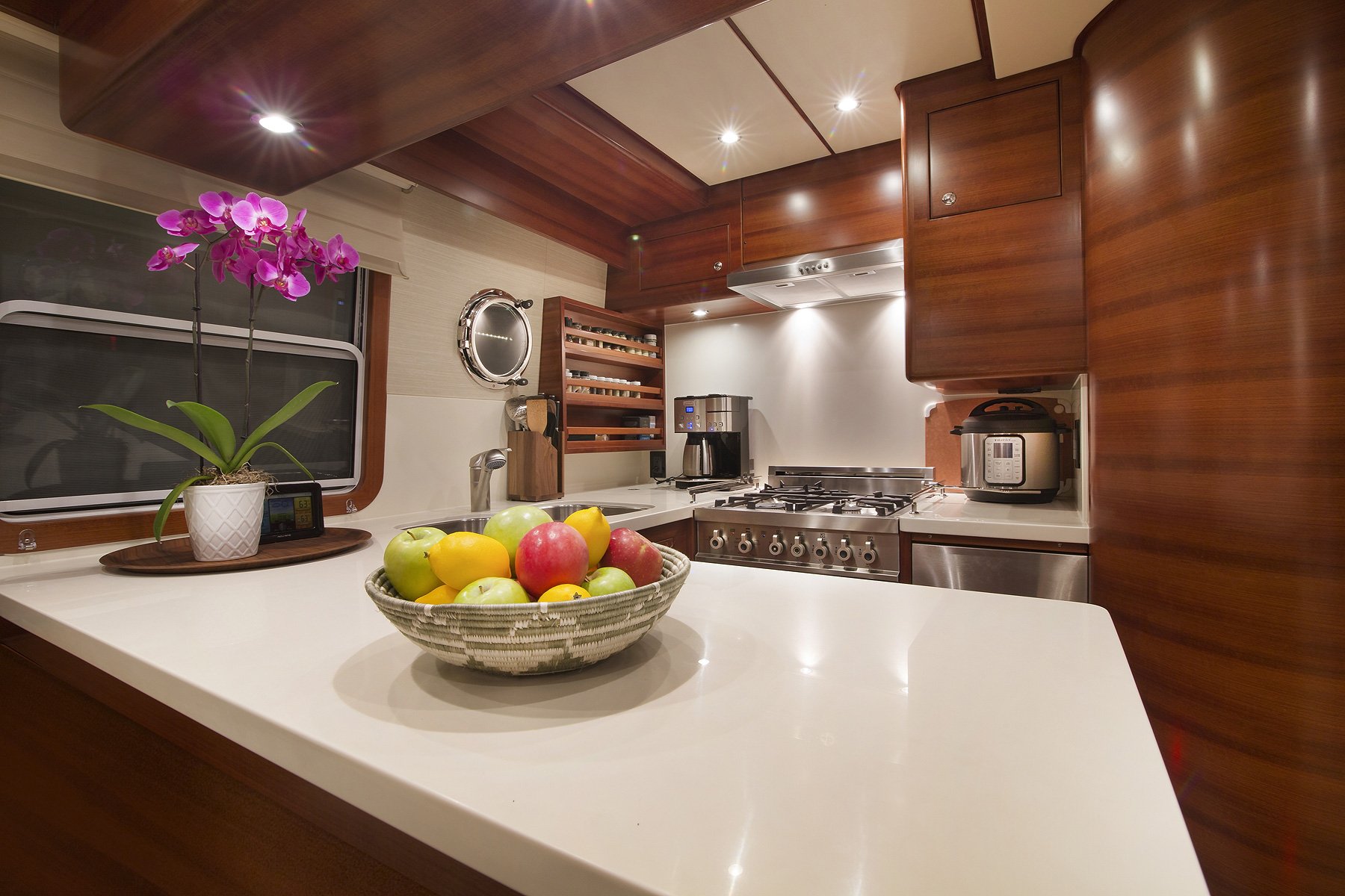 Nordhavn 475, keuken met fruitschaal en orchidee