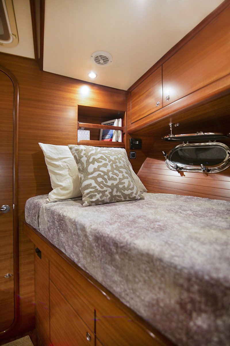 Nordhavn 475, slaapcabine met bed en kussens