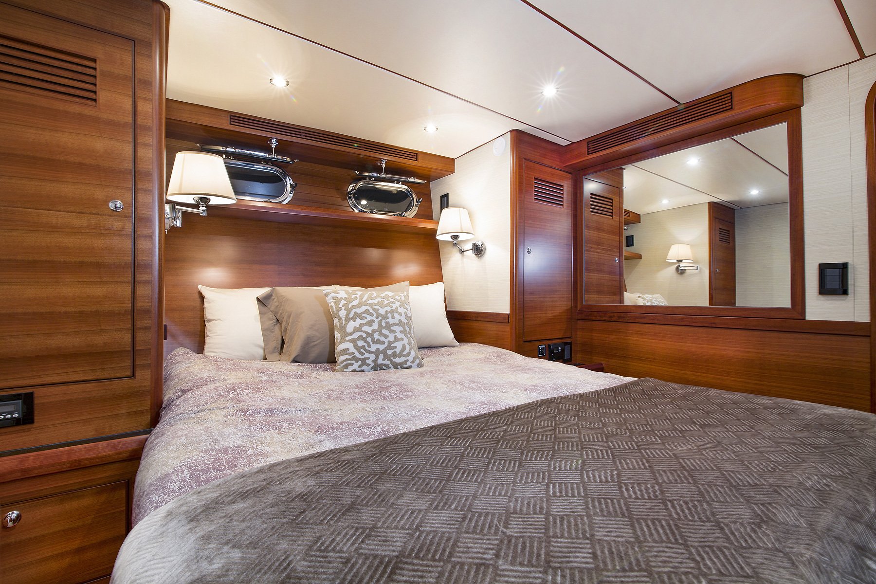 Nordhavn 475, slaapkamer met bed en spiegel