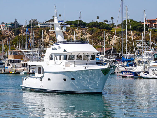 Nordhavn 52, witte motorboot in jachthaven
