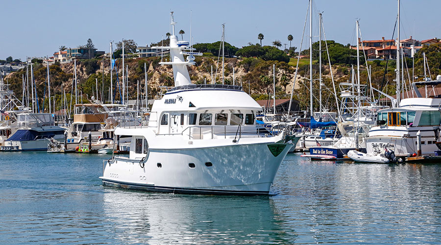Nordhavn 52, witte motorboot in jachthaven