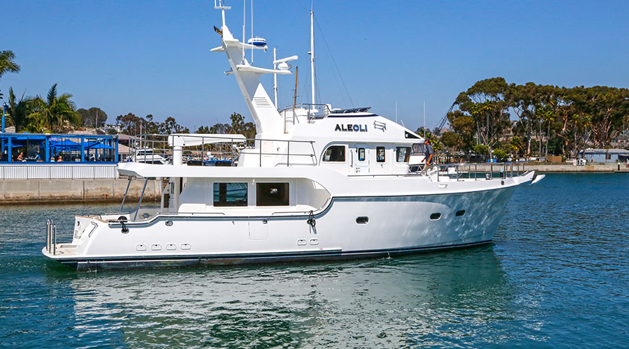 Nordhavn 52, witte motorboot vaart op water