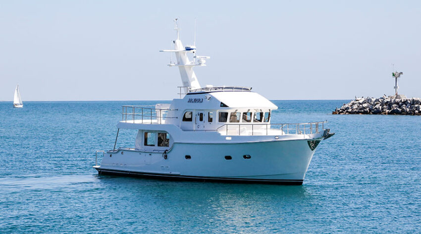 Nordhavn 52, witte motorboot varend op zee
