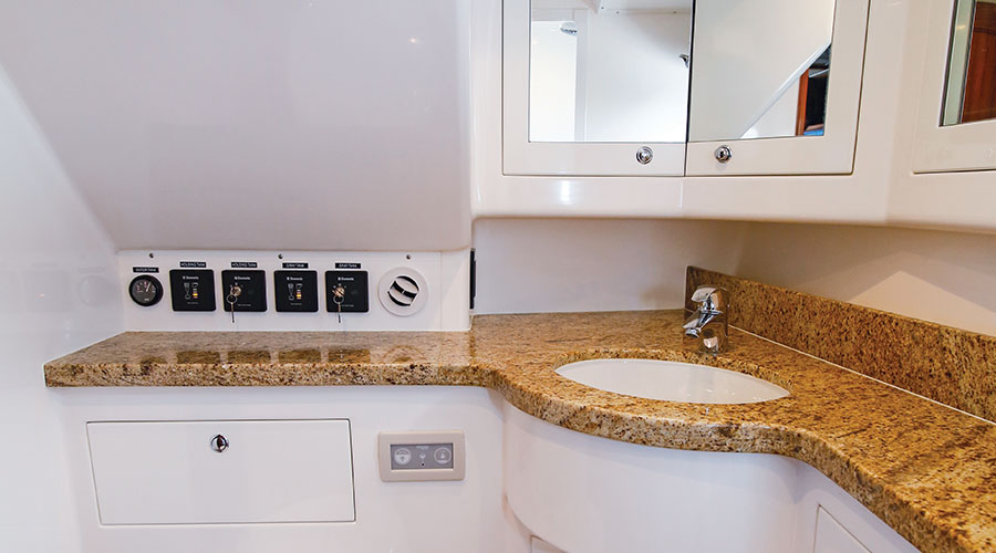 Nordhavn 52, badkamer met wastafel en spiegel