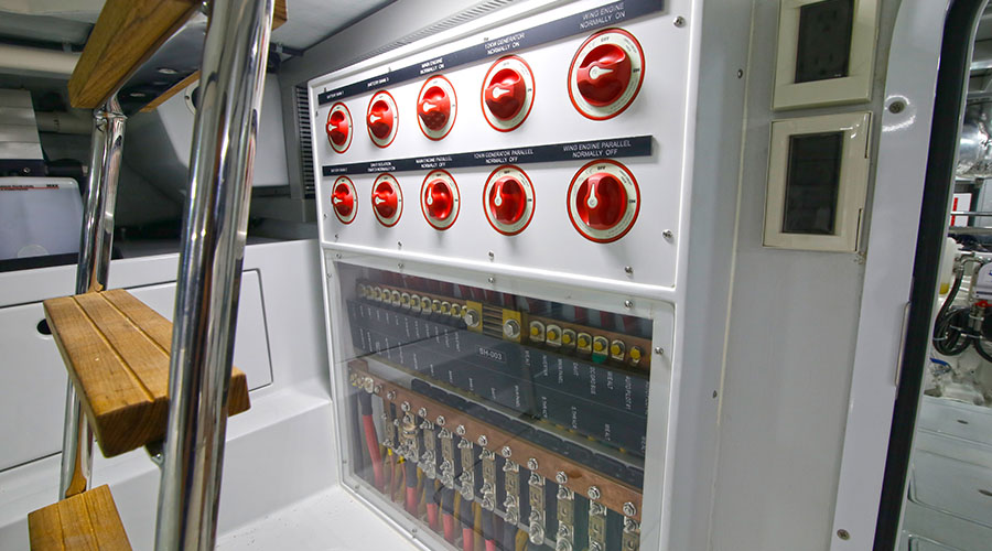 Nordhavn 52, elektrisch schakelpaneel met rode knoppen