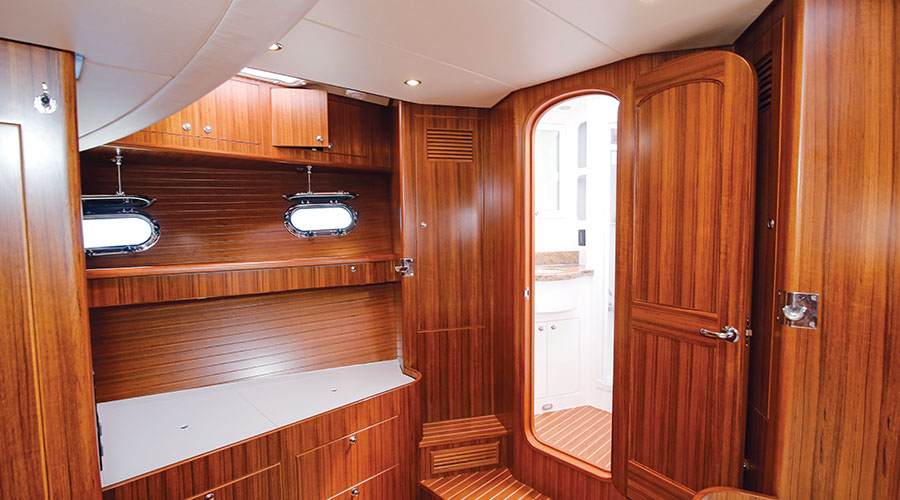 Nordhavn 52, houten kajuit met deur naar badkamer