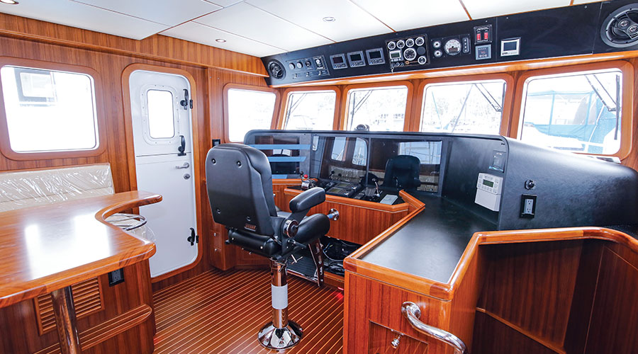 Nordhavn 52, stuurstand met stoel en instrumenten