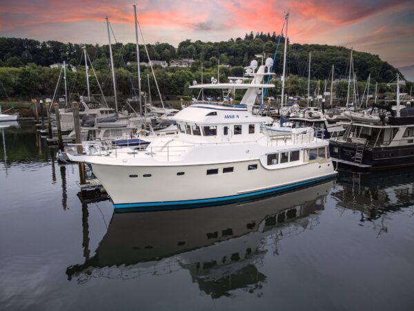 Nordhavn 60, motorjacht afgemeerd in jachthaven