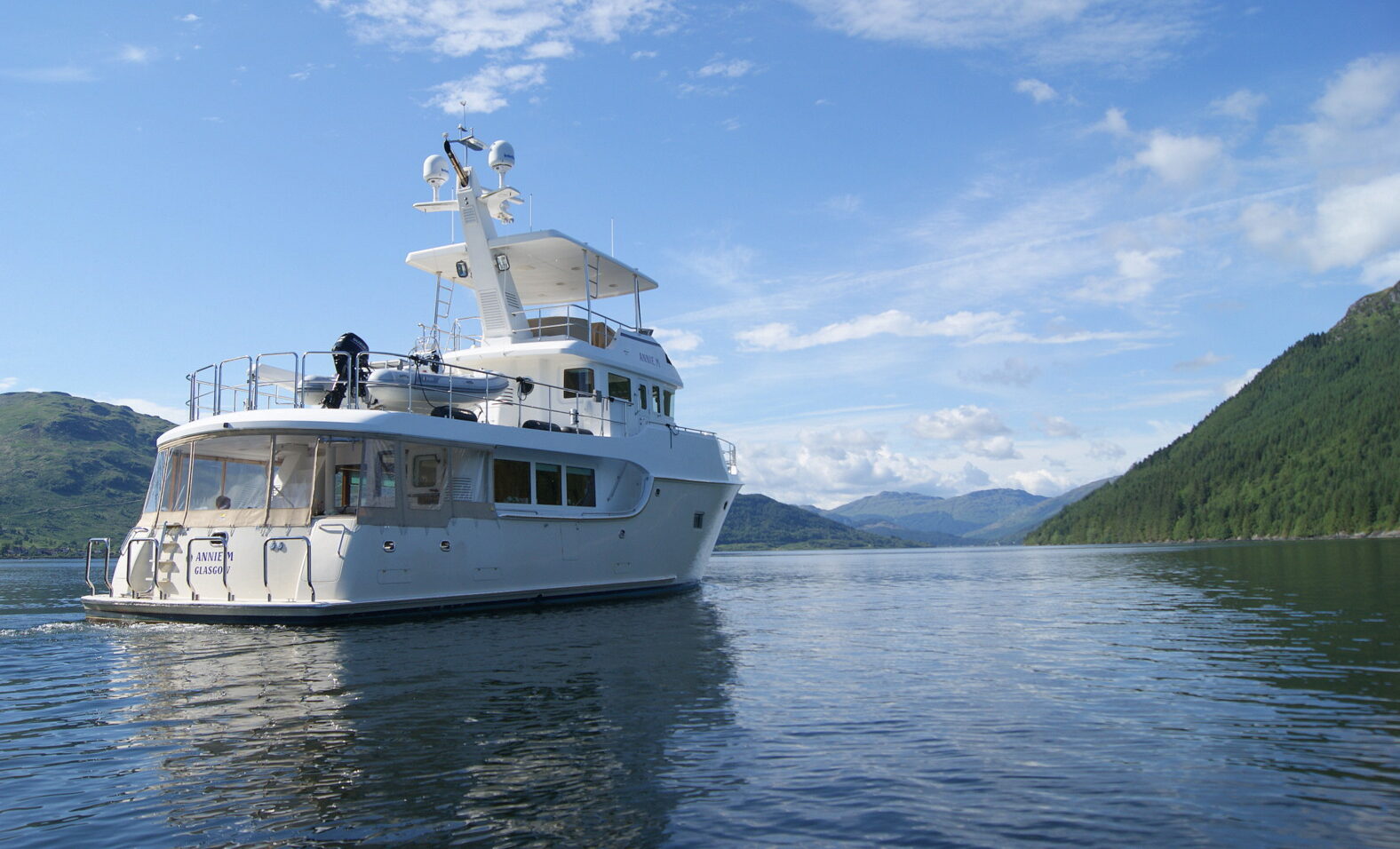 Nordhavn 60, motorjacht vaart op meer