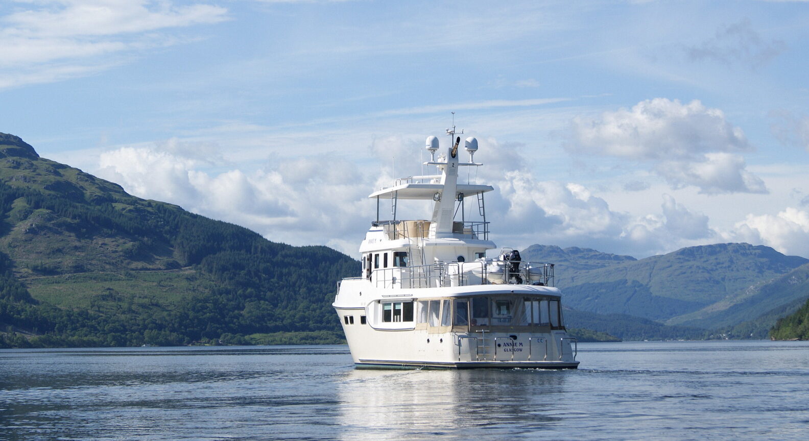 Nordhavn 60, motorjacht varend op meer