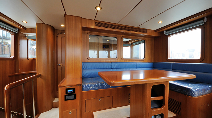 Nordhavn 60, kajuit met eettafel en zitbank