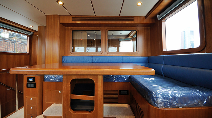 Nordhavn 60, kajuit met houten tafel