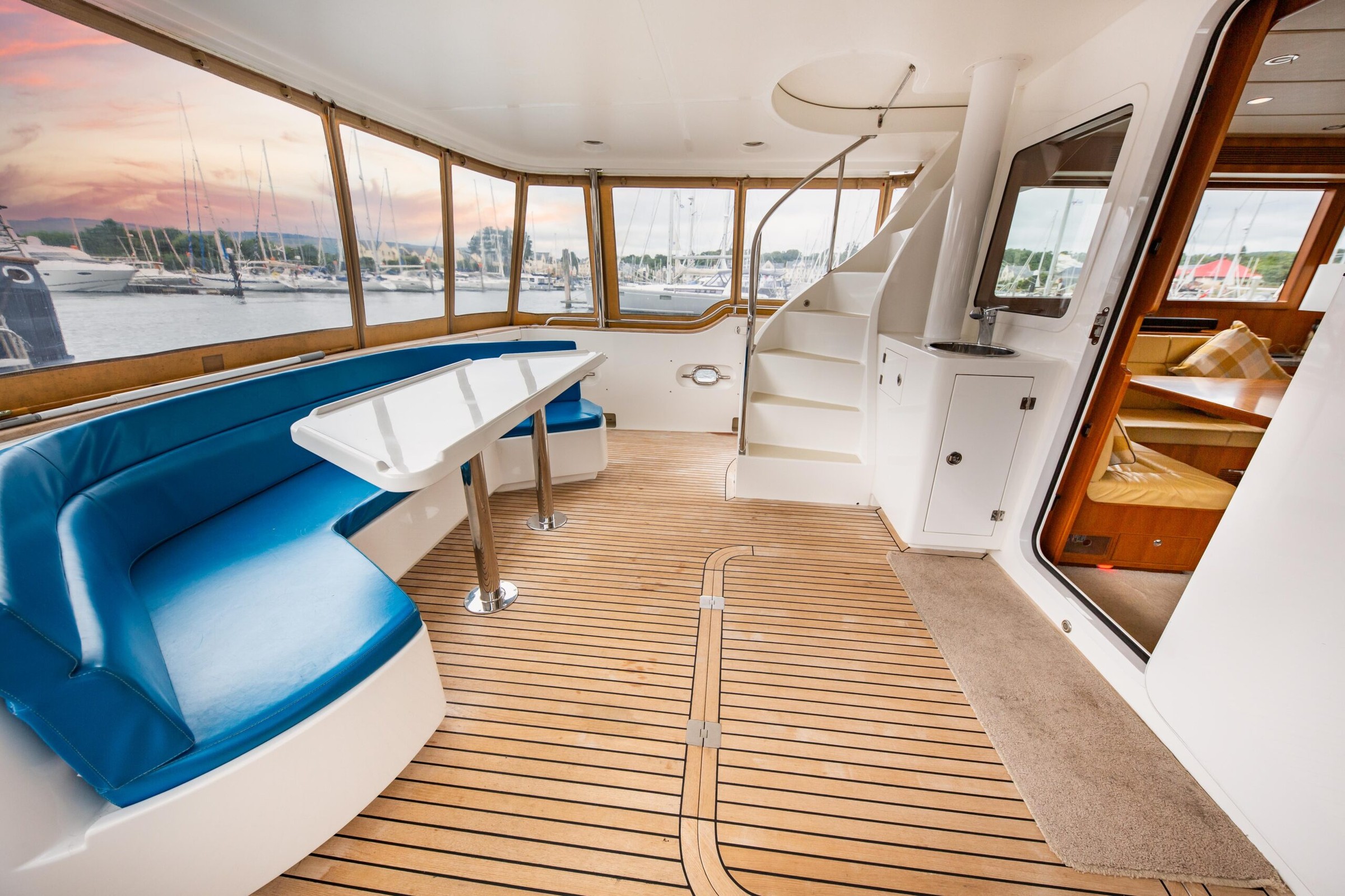 Nordhavn 60, kajuit met zitbank en trap