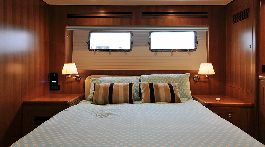 Nordhavn 60, slaapkamer met bed en patrijspoorten