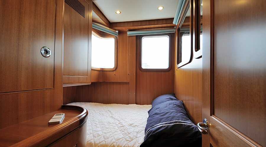 Nordhavn 60, slaapkamer met bed en ramen