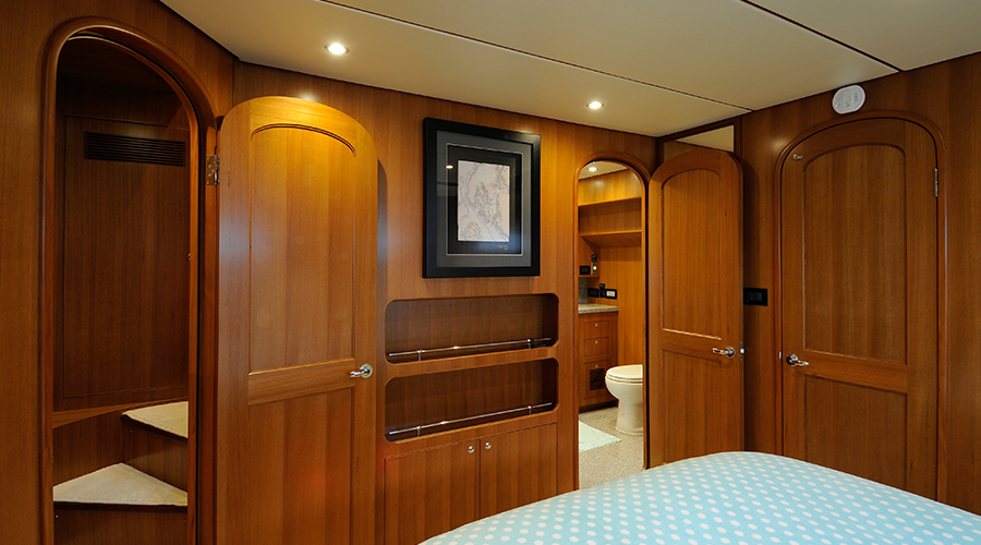 Nordhavn 60, slaapkamer met houten kasten