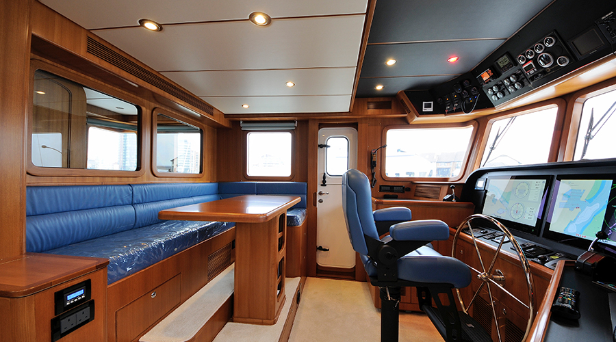Nordhavn 60, stuurstand met navigatie en zitbank
