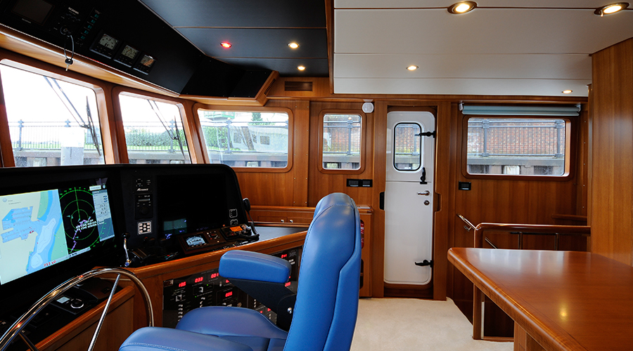 Nordhavn 60, stuurstand met navigatiescherm en stoelen