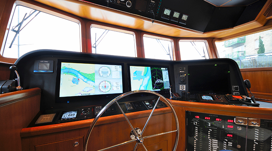 Nordhavn 60, stuurstand met navigatieschermen en stuurwiel