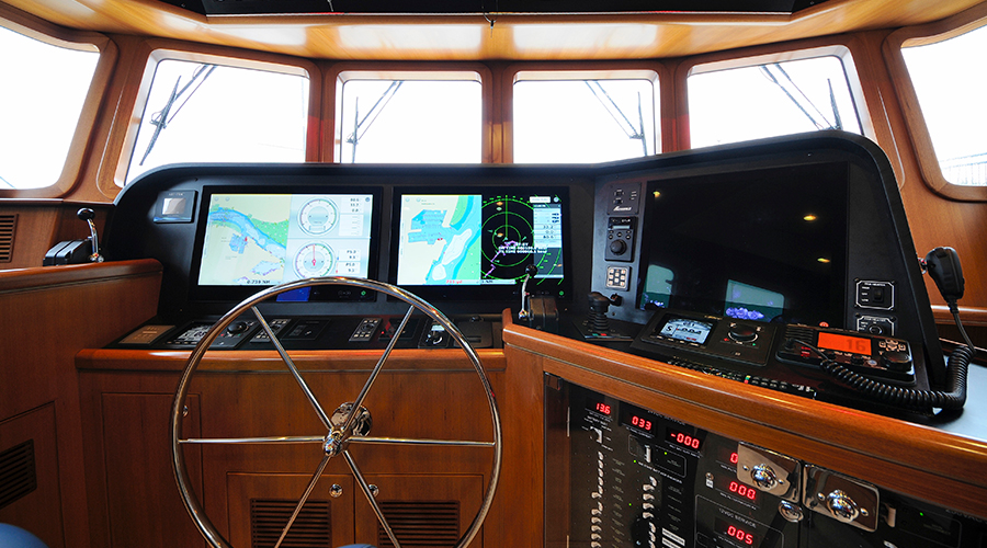 Nordhavn 60, stuurstand met navigatieschermen en stuurwiel