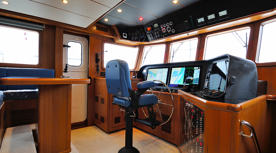 Nordhavn 60, stuurstand met navigatiescherms en stoel