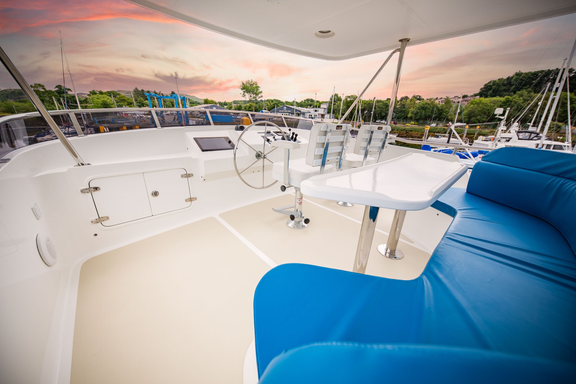 Nordhavn 60, stuurstand met stoelen en tafel