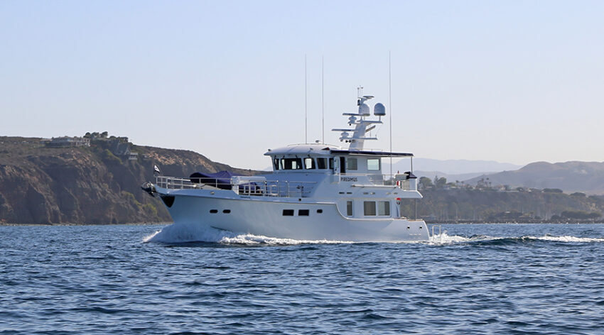 Nordhavn 63, witte motorboot varend op zee