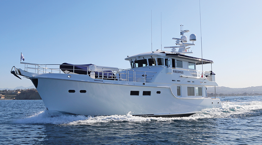 Nordhavn 63, witte motorjacht varend op zee