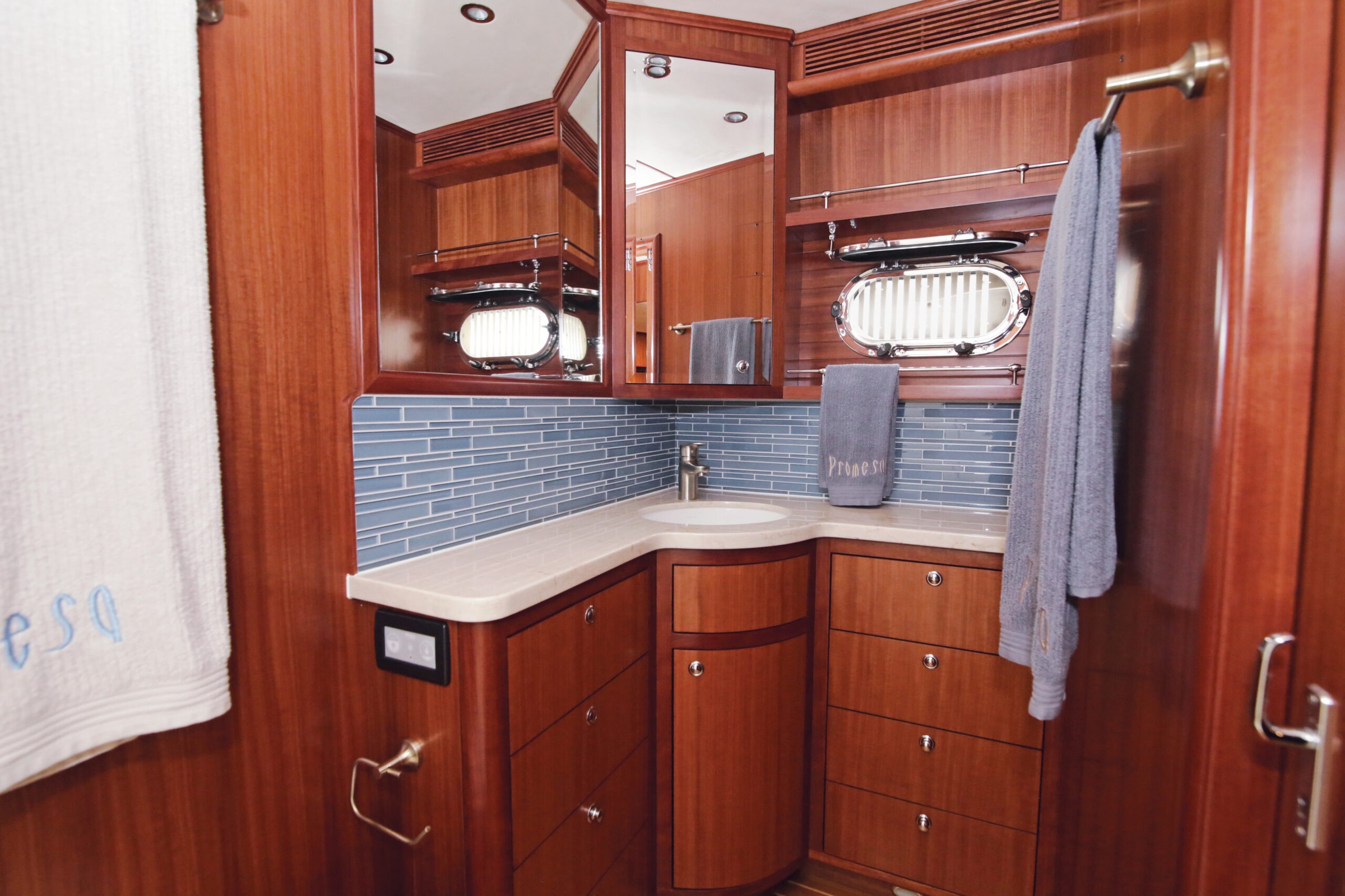 Nordhavn 63, badkamer met houten kasten wastafel