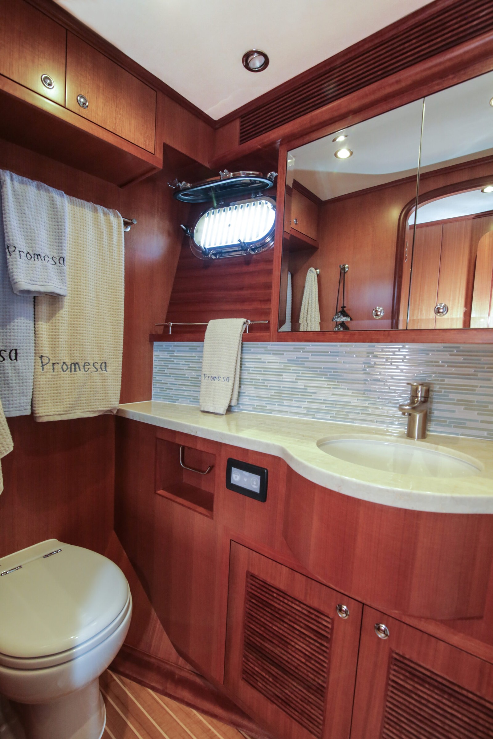 Nordhavn 63, badkamer met wastafel en toilet