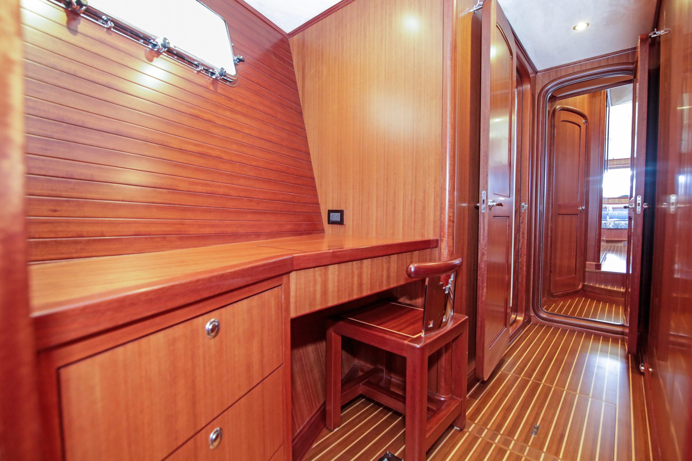 Nordhavn 63, gang met houten kasten en kruk