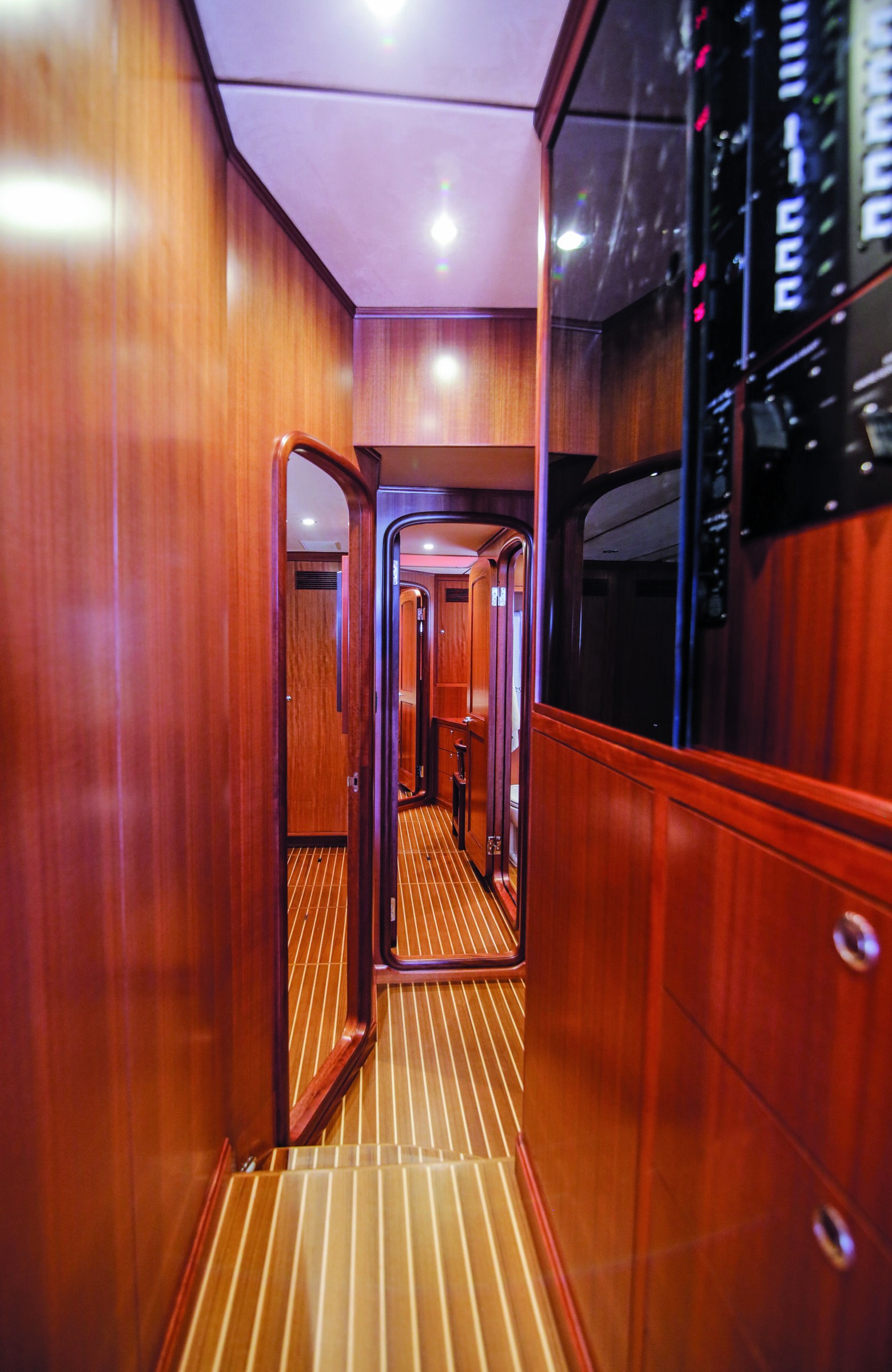 Nordhavn 63, houten gang met spiegeldeuren