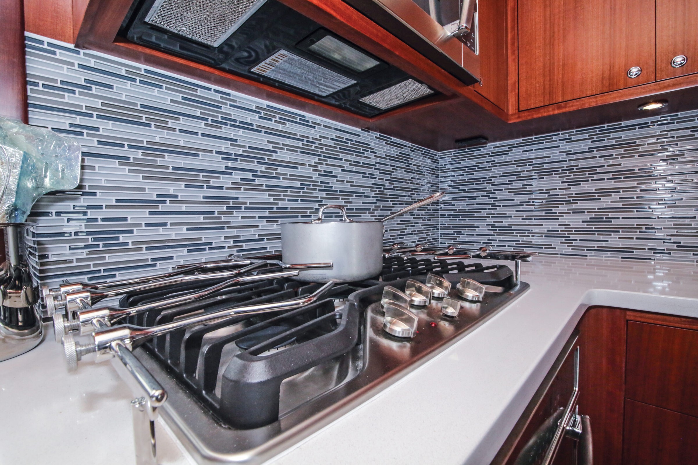 Nordhavn 63, keuken met gasfornuis en mozaiektegels